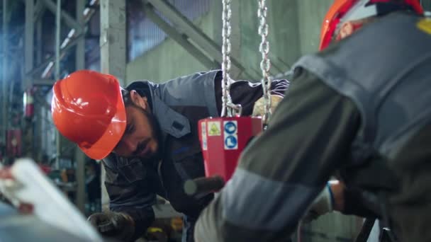 Dans Casque Équipement Sécurité Les Ouvriers Usine Fixent Machine Professionnelle — Video