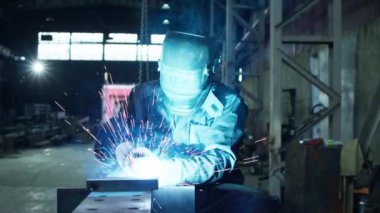 Endüstriyel üretim metalinde profesyonel kaynakçı kaynak yapmak için argon ya da elektrot kullanır..