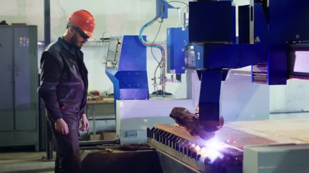 Machines Lourdes Soudant Métal Dans Usine Fabrication Travailleur Debout Côté — Video