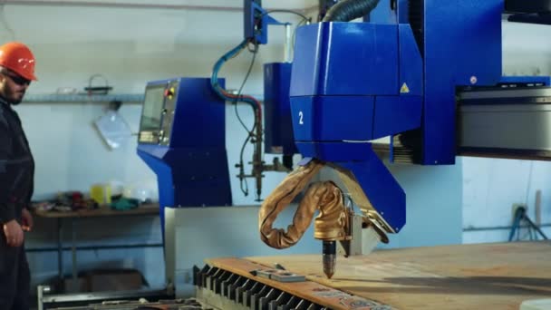 Maquinaria Industrial Pesada Moderna Soldadura Automática Del Metal Trabajador Fábrica — Vídeos de Stock