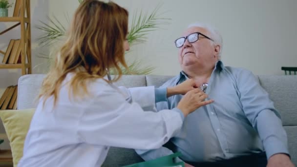 Dobře Vypadající Starý Muž Mít Zdravotní Prohlídku Doma Lékař Vyšetření — Stock video
