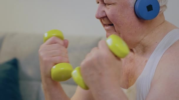 Fitness Sporu Kavramı Sağlıklı Yaşam Tarzı Yaşlı Bir Adam Evde — Stok video