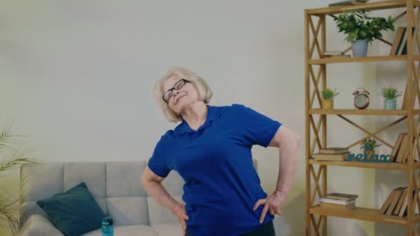 Sorridente Bella Donna Vecchio Cercando Facendo Esercizio Allenamento Casa Allungando — Video Stock