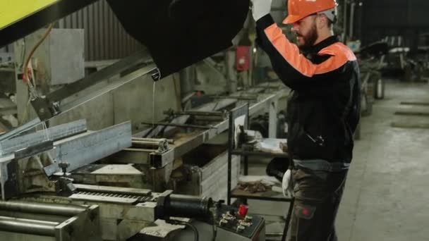 Homme Caucasien Ouvrier Usine Int Métallurgie Fabrication Utilisant Une Machinerie — Video