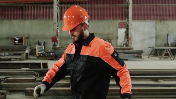 Ouvrier Usine Caucasien Prendre Morceau Métal Commencer Mesurer Métal Dans — Video