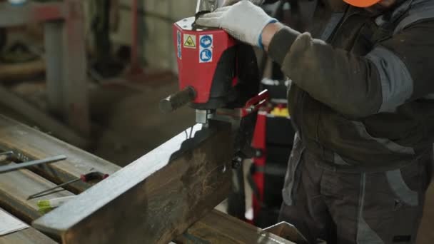 带着安全设备和手套的铁匠在金属上打孔的特殊专业机器的摄像特写 — 图库视频影像