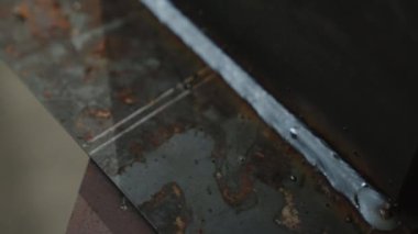 Üretim fabrikasındaki üretim bölgesinde ağır endüstriyel makineler kameranın önünde otomatik olarak çalışır ve video detaylarını kaydeder. 4k