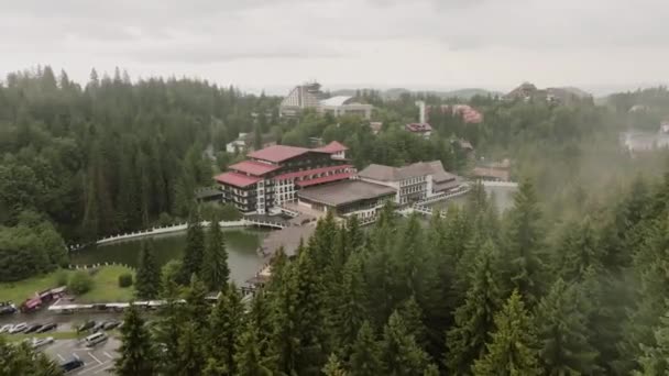 Meio Das Montanhas Drone Captura Uma Paisagem Sedutora Com Árvores — Vídeo de Stock