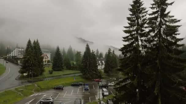Środku Gór Sfilmowany Dronem Niezapomniany Krajobraz Mgłą Zielonymi Drzewami Obok — Wideo stockowe