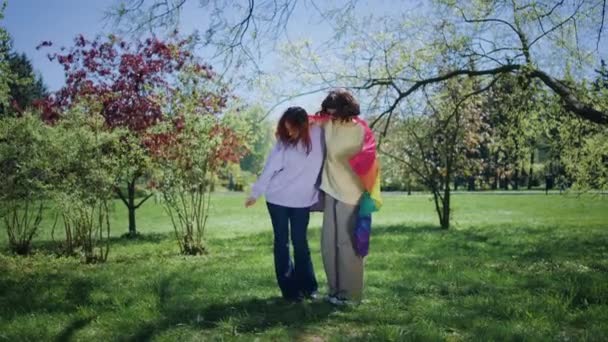 Toll Aussehende Zwei Damen Lgbt Genießen Die Gemeinsame Zeit Park — Stockvideo