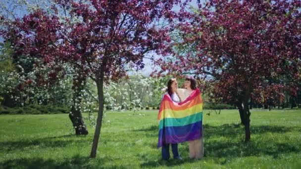 Bardzo Urocza Para Lgbt Przytulająca Się Parku Przed Kamerą Trzymają — Wideo stockowe