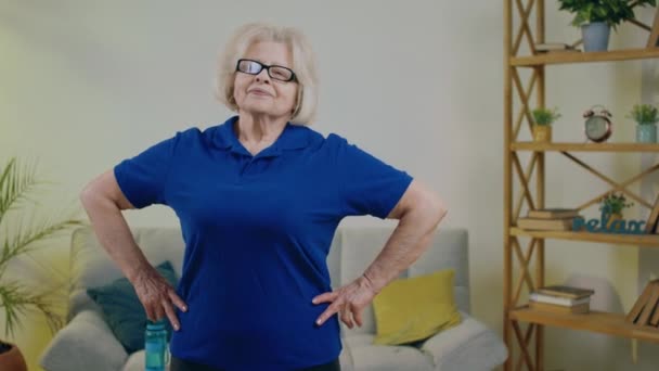 Ευτυχισμένη Και Χαρισματική Ηλικιωμένη Γυναίκα Στο Σπίτι Στο Σαλόνι Ποζάροντας — Αρχείο Βίντεο