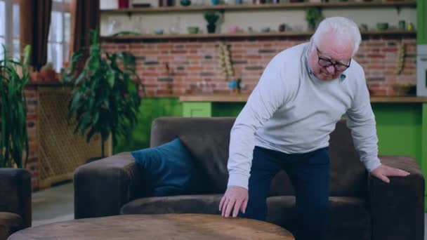 Mutfakta Oturan Yaşlı Adam Kanepeye Otur Sırtında Ağrı Kesici Bir — Stok video
