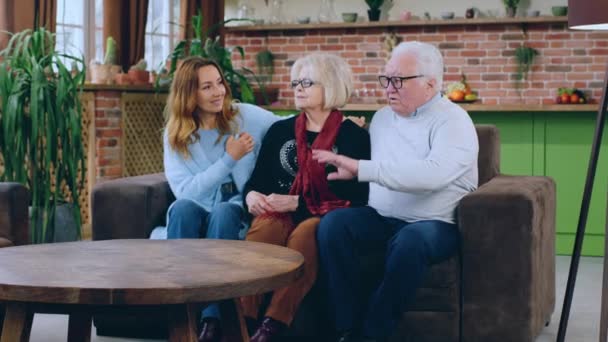 Altes Ehepaar Sehr Charismatisch Sitzt Auf Der Couch Zusammen Mit — Stockvideo