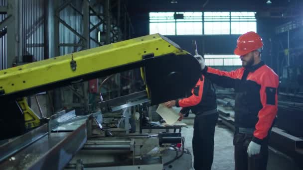 两个工厂的工人在工厂工作 他们都有机械 都戴着安全设备和钢盔 — 图库视频影像