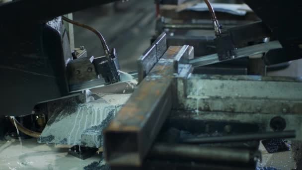 Detayları Endüstriyel Üretim Bölgesindeki Kameraya Yakın Çekiyoruz Metal Makineler Kendi — Stok video