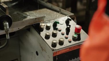 Ağır bir endüstriyel makinenin imalat fabrikasında görüntülenen video ayrıntıları.