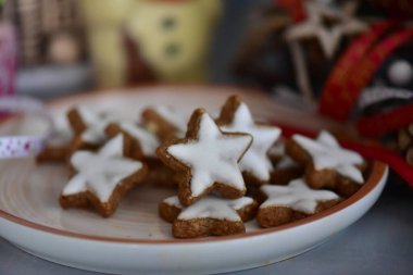 Noel gingerbread çerezleri buzlanma ile 