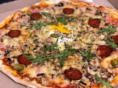 Jambonlu, peynirli ve sebzeli pizza