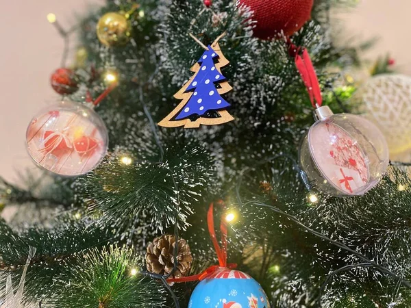 Kerstboom Met Versieringen Ballen — Stockfoto