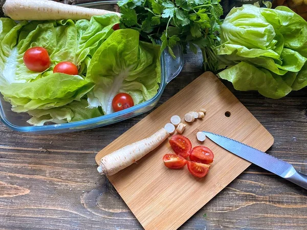 Tahta arka planda sebzeli taze salata.