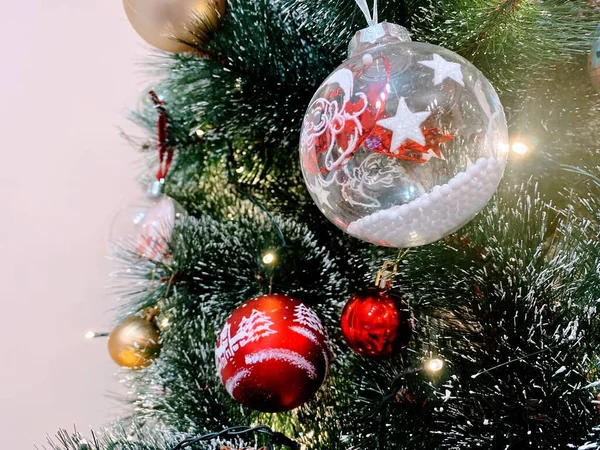 Árbol Navidad Con Decoraciones Bolas —  Fotos de Stock