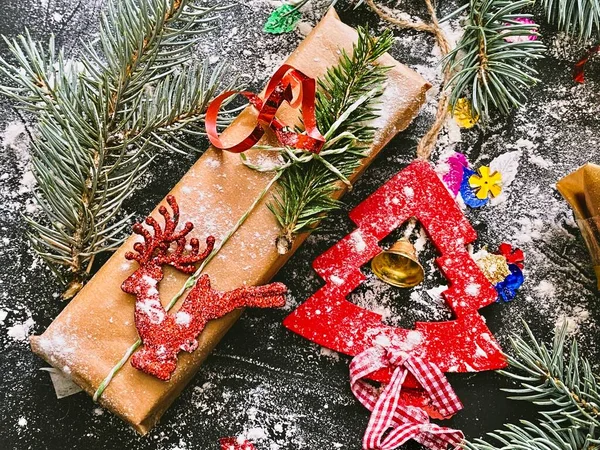 Рождественский Подарок Темном Деревянном Фоне — стоковое фото