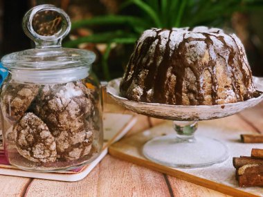 Ev yapımı fındıklı ve tarçınlı çikolatalı kurabiyeler.