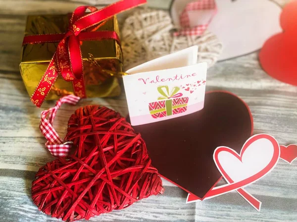 Valentinstag Herz Rote Geschenkschachtel Und Herzen Valentines Hintergrund Kopierraum — Stockfoto