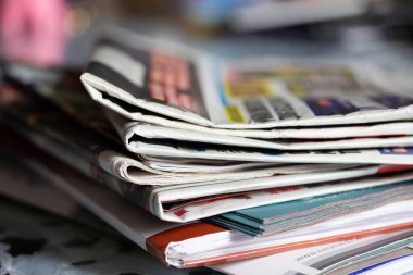Masada bir yığın gazete var.