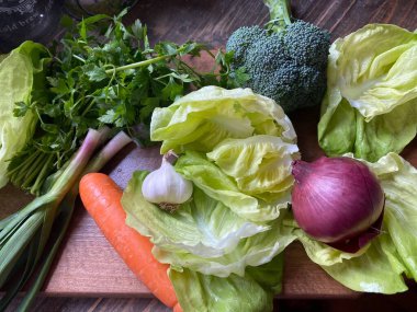 Tahta arka planda taze sebzeler