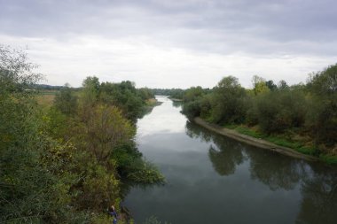 a river flows over the water with clouds
