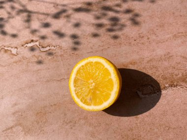 Renk arkaplanında limon yarısı