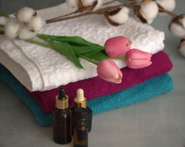 温泉和健康的概念 花和毛巾 — 图库照片