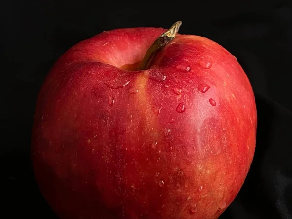 Κόκκινο Μήλο Στο Μαύρο Φόντο — Φωτογραφία Αρχείου