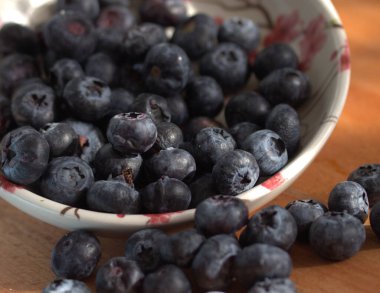 Taze yaban mersinini ahşap bir kaseye koy.