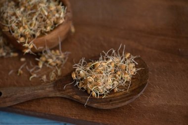 Tahta bir masada buğday tohumu. Sağlıklı yemek.