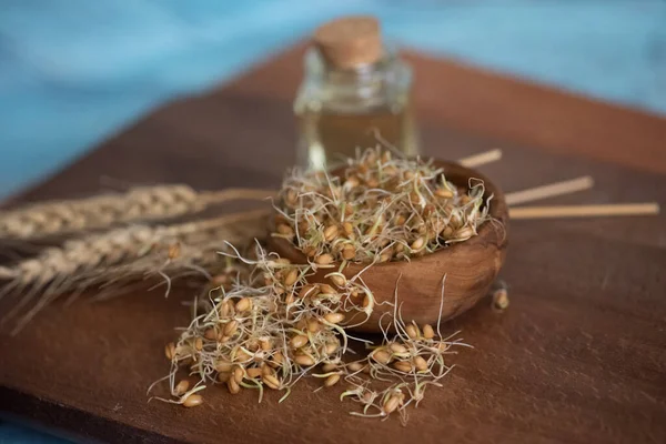 木桌上的小麦胚芽和麦油 — 图库照片