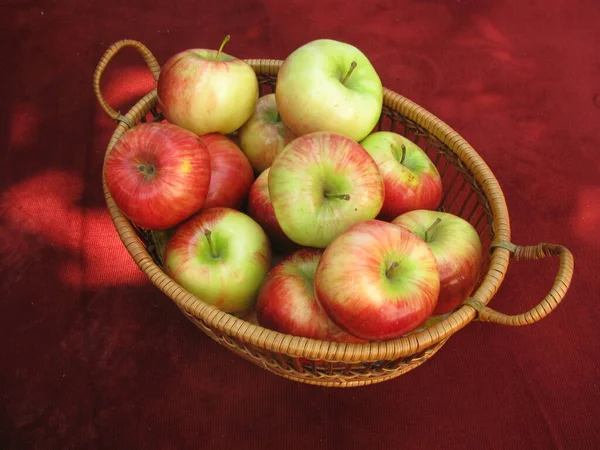 Une Pomme Rouge Aux Pommes Vertes Dans Panier — Photo