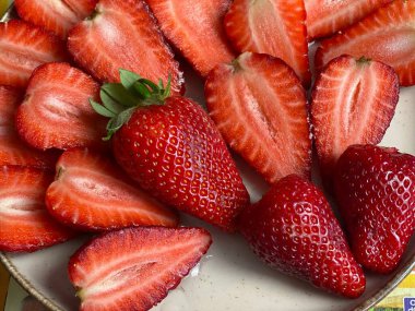 Lezzetli taze çilekler masaya yakın.