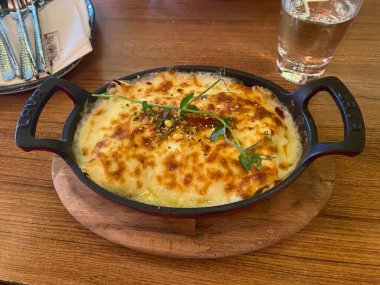 Tahta bir masada ev yapımı yemek.