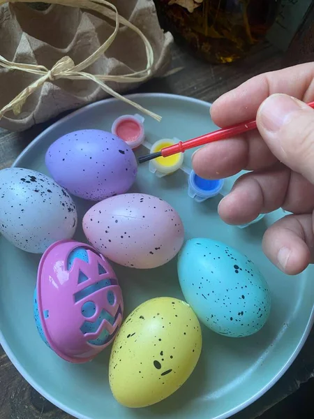Beyaz Arka Planda Renkli Lalelerden Oluşan Bir Elde Paskalya Yumurtaları — Stok fotoğraf