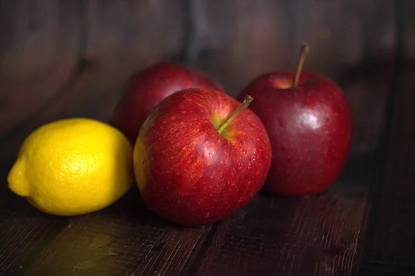 Λεμόνι Και Κόκκινα Μήλα Στο Ξύλινο Τραπέζι — Φωτογραφία Αρχείου