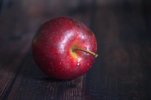 红色新鲜苹果 放在粗糙的木桌上 — 图库照片