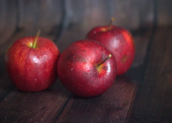 Plan Rapproché Une Pomme Mûre Rouge Sur Fond Bois — Photo