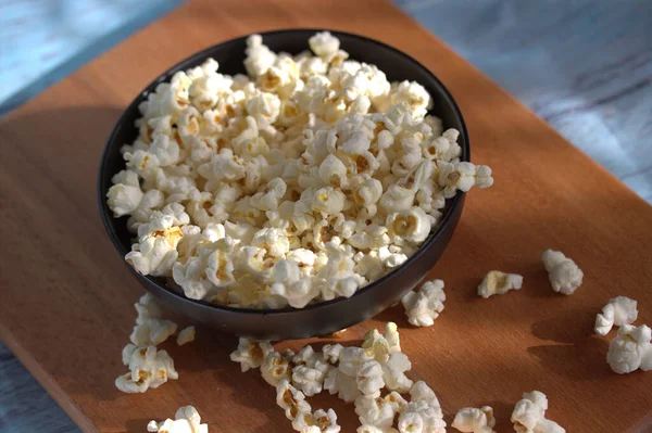 Tahta masaya yakın plan patlamış mısır kasesi..