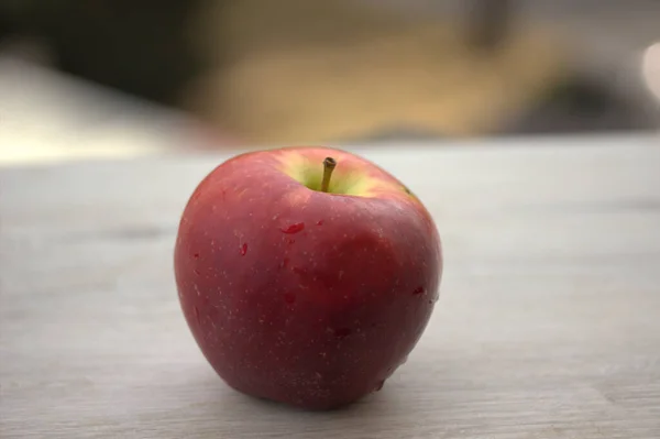 Κόκκινο Μήλο Ένα Παλιό Τραπέζι Κοντά — Φωτογραφία Αρχείου