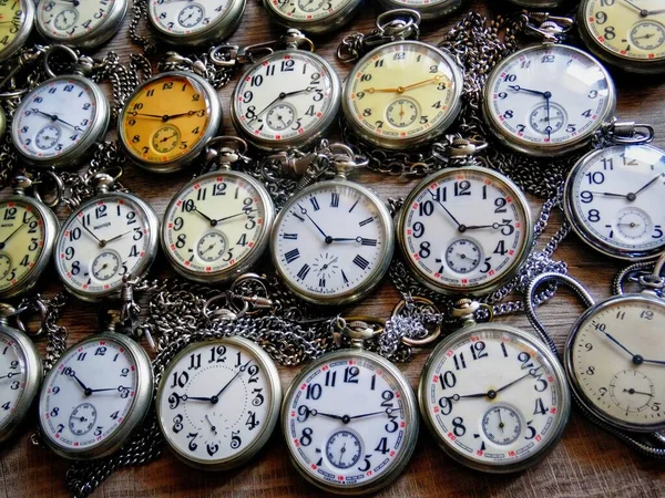 Coleção Vintage Relógio Bolso Fundo Madeira — Fotografia de Stock