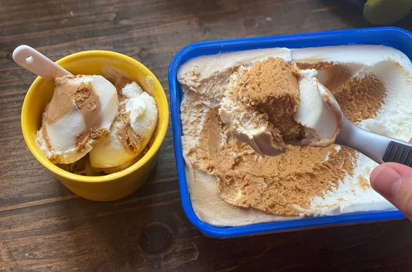 器と箱の中のアイスクリーム — ストック写真