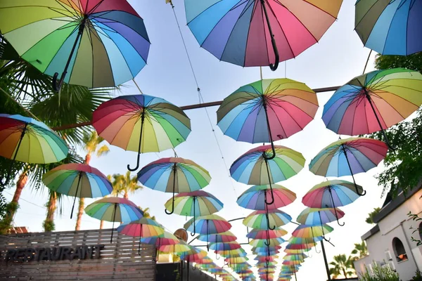 Уличный Зонтик Красочными Яркими Зонтиками Небе — стоковое фото